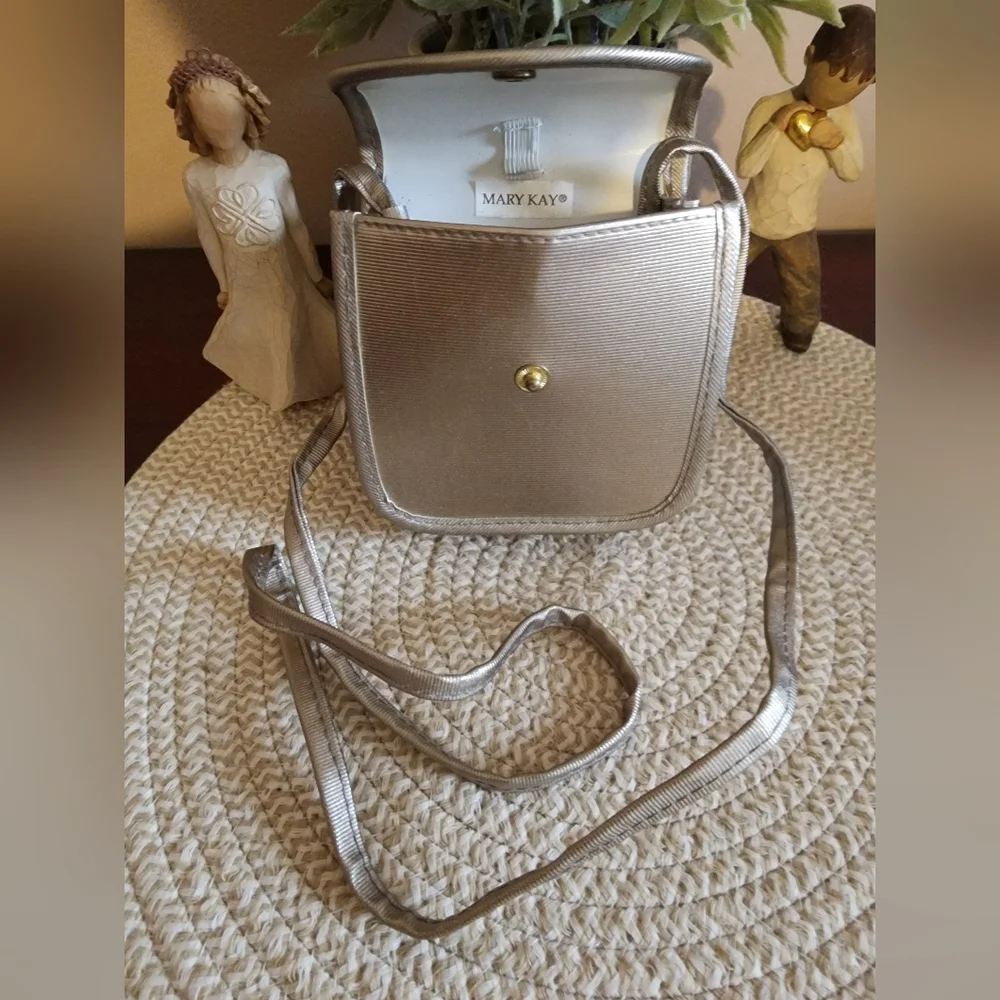 Y2K ~ Mary Kay Gold Cosmetic Bag